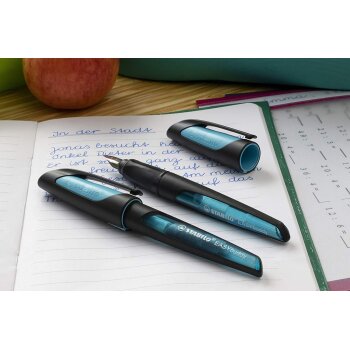 Schulfüller mit Standard-Feder M - STABILO EASYbuddy in schwarz/himmelblau - Schreibfarbe blau (löschbar) - Einzelstift - inklusive Patrone