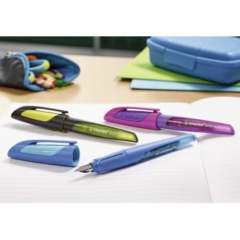 Schulfüller mit Standard-Feder M - STABILO EASYbuddy in schwarz/himmelblau - Schreibfarbe blau (löschbar) - Einzelstift - inklusive Patrone